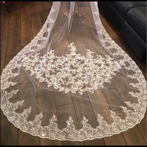 Cathedral ivory  Wedding veil New 2T  w/comb New